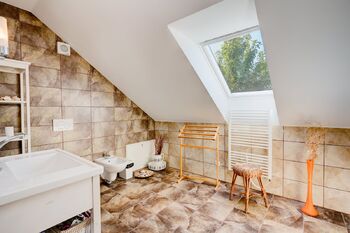 Koupelna s vanou, WC a bidetem 2.NP - Prodej domu 117 m², Hvozdec