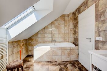 Koupelna s vanou, WC a bidetem 2.NP - Prodej domu 117 m², Hvozdec