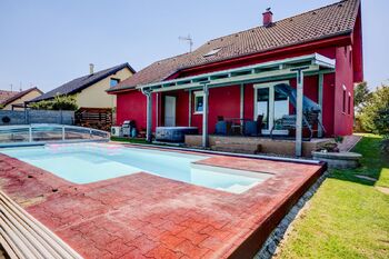 Terasa s bazénem za domem - Prodej domu 117 m², Hvozdec
