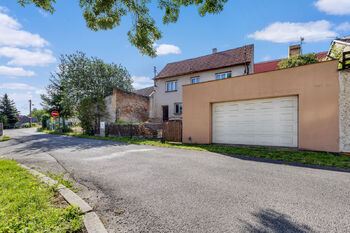 Před domem jsou k dispozici všechny sítě v jednosměrné ulici. - Prodej domu 110 m², Kosoř
