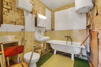 Aktuální stav plně funkční koupelny  - Prodej domu 110 m², Kosoř