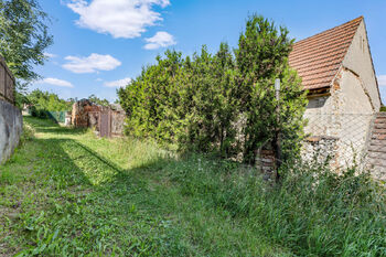 Zadní cesta k nemovitosti s přístupovou brankou  - Prodej domu 110 m², Kosoř