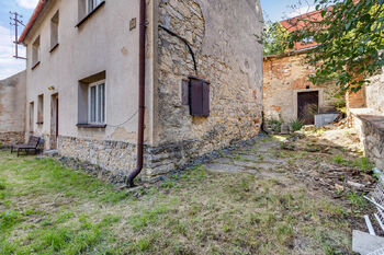 Na pozemku se nacházejí další stavby k využití - Prodej domu 110 m², Kosoř