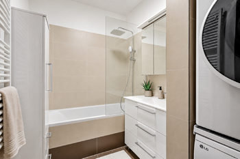 Koupelna - Prodej bytu 3+kk v osobním vlastnictví 87 m², Praha 9 - Letňany