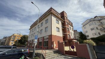 Pohled na dům - Pronájem bytu 3+1 v osobním vlastnictví 69 m², Praha 4 - Podolí
