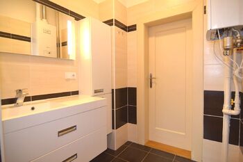 Koupelna - Pronájem bytu 3+1 v osobním vlastnictví 69 m², Praha 4 - Podolí