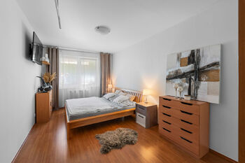 ložnice - Prodej bytu 2+kk v osobním vlastnictví 58 m², Dolní Břežany