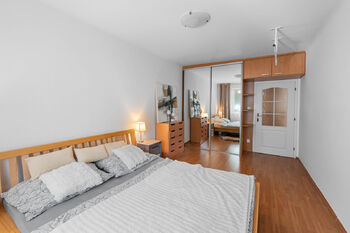 ložnice - Prodej bytu 2+kk v osobním vlastnictví 58 m², Dolní Břežany
