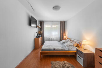 ložnice - Prodej bytu 2+kk v osobním vlastnictví 58 m², Dolní Břežany