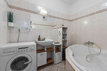 koupelna - Prodej bytu 2+kk v osobním vlastnictví 58 m², Dolní Břežany