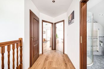 chodba 2. NP - Prodej domu 126 m², Jílovice