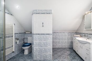 koupelna 2.NP - Prodej domu 126 m², Jílovice