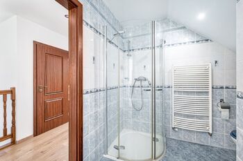 koupelna 2.NP - Prodej domu 126 m², Jílovice