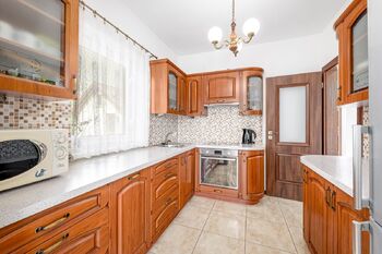 průchozí kuchyně  - Prodej domu 126 m², Jílovice