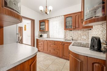 průchozí kuchyně  - Prodej domu 126 m², Jílovice