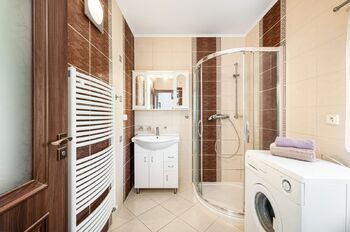 koupelna 1.NP - Prodej domu 126 m², Jílovice