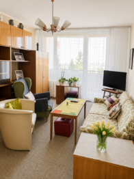 Obývací pokoj s balkonem - Prodej bytu 3+1 v osobním vlastnictví 74 m², Brno