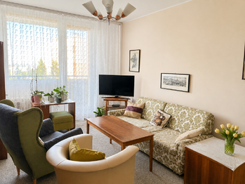 Obývací pokoj s balkonem - Prodej bytu 3+1 v osobním vlastnictví 74 m², Brno