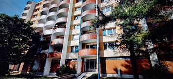 Pohled na dům - Prodej bytu 3+1 v osobním vlastnictví 74 m², Brno