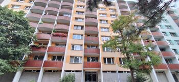Pohled na vstup do domu - Prodej bytu 3+1 v osobním vlastnictví 74 m², Brno