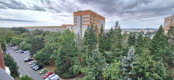 Výhled z balkonu na parkoviště - Prodej bytu 3+1 v osobním vlastnictví 74 m², Brno