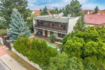 Dron - Pohled na dům hlavní - Prodej domu 189 m², Praha 4 - Šeberov 