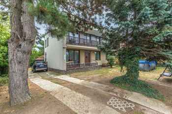 Pohled na dům od branky - Prodej domu 189 m², Praha 4 - Šeberov