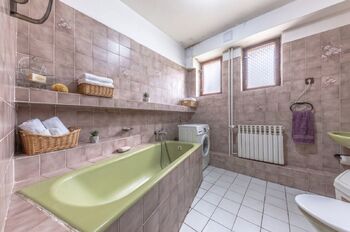 Přízemí - koupelna - Prodej domu 189 m², Praha 4 - Šeberov