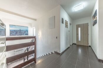 1. patro - chodba - Prodej domu 189 m², Praha 4 - Šeberov
