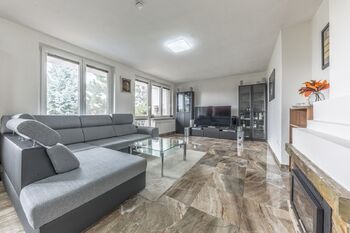 1. patro - obývací pokoj - Prodej domu 189 m², Praha 4 - Šeberov