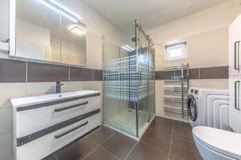 1. patro - koupelna - Prodej domu 189 m², Praha 4 - Šeberov