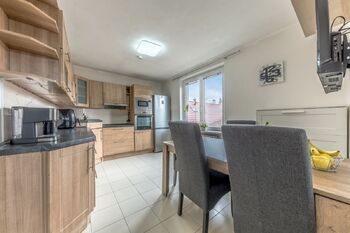 1. patro - kuchyně - Prodej domu 189 m², Praha 4 - Šeberov