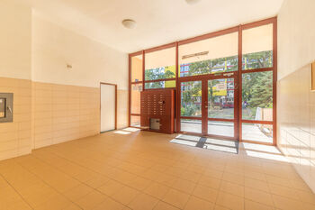 Vstup do domu - Prodej bytu 1+kk v osobním vlastnictví 85 m², Praha 10 - Vršovice