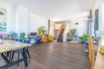 Obývací prostor se spacím patrem - Prodej bytu 1+kk v osobním vlastnictví 85 m², Praha 10 - Vršovice