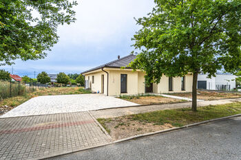 Pohled na dům z ulice - parkovácí stání pro 2 auta - aktuální stav. - Prodej domu 195 m², Vysoký Újezd