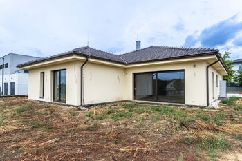Pohled na dům ze zahrady - aktuální stav. - Prodej domu 195 m², Vysoký Újezd