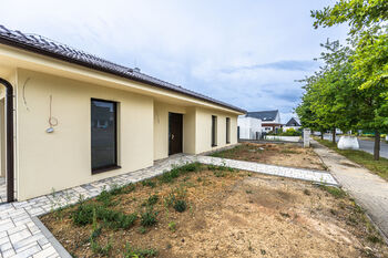 Předzahrádka a vstup do domu - aktuální stav. - Prodej domu 195 m², Vysoký Újezd