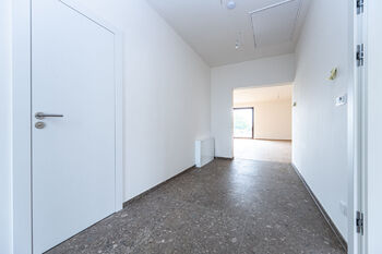 Zádveří domu s koupelnou a pracovnou/hostovským pokojem + vstupem do úložného podkroví - aktuální stav. - Prodej domu 195 m², Vysoký Újezd