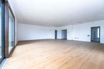 Hlavní obytná místnost - aktuální stav. - Prodej domu 195 m², Vysoký Újezd