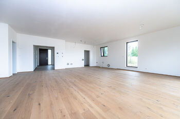 Hlavní obytná místnost a pohled od vstupu na terasu - aktuální stav. - Prodej domu 195 m², Vysoký Újezd