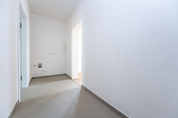 Prostor za kuchyní s přípojkou pro pračku a sušičku, prostor pro potravinovou skříň... - Prodej domu 195 m², Vysoký Újezd