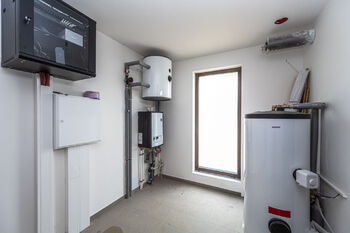 Technická místnost se vstupem k parkovacím stáním vedle domu a do zahrady - aktuální stav. - Prodej domu 195 m², Vysoký Újezd