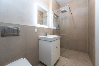 Koupelna v zádveří domu - aktuální stav. - Prodej domu 195 m², Vysoký Újezd