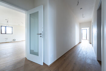 Předsíň se vstupem do dalších obytných místností s šatnami a koupelnami - aktuální stav. - Prodej domu 195 m², Vysoký Újezd