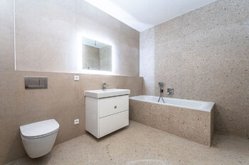 Koupelna s vanou a sprchou  pro dětské pokoje - aktuální stav. - Prodej domu 195 m², Vysoký Újezd