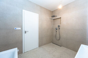 Koupelna s vanou a sprchou pro dětské pokoje - aktuální stav. - Prodej domu 195 m², Vysoký Újezd