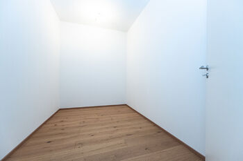 Šatna u ložnice - aktuální stav. - Prodej domu 195 m², Vysoký Újezd