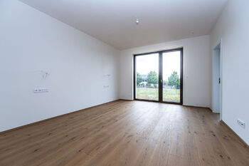 Hlavní loznice se vstupem do zahrady - aktuální stav. - Prodej domu 195 m², Vysoký Újezd