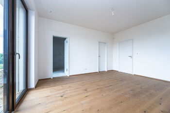Hlavní ložnice dispnuje vlastní šatnou i vlasntí koupelnou - aktuální stav. - Prodej domu 195 m², Vysoký Újezd