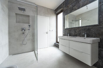 Koupelna u ložnice - aktuální stav. - Prodej domu 195 m², Vysoký Újezd